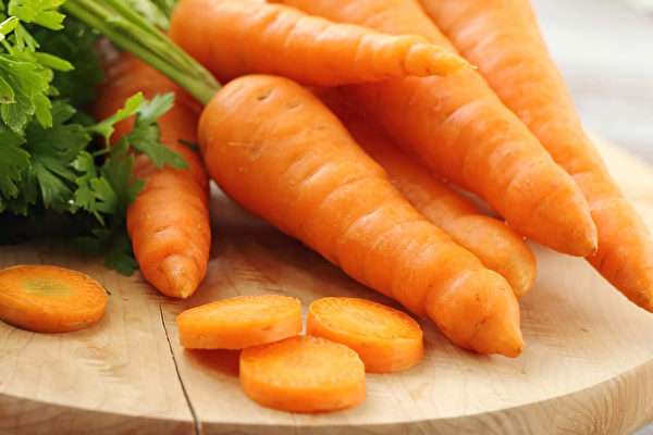 研究发现，吃胡萝卜可以降低肺癌风险。(Shutterstock)
