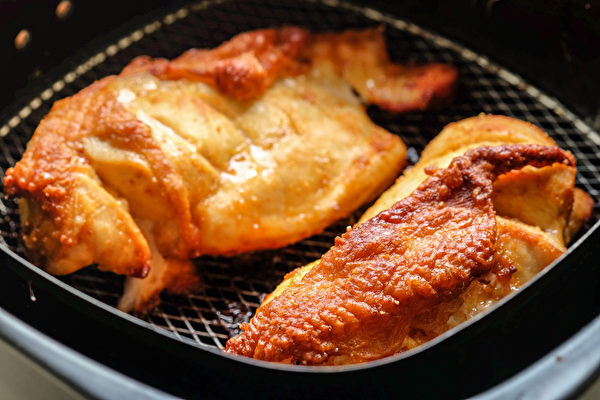 高温烹调料理藏大肠癌风险，近年来流行的气炸锅也存有相同的危害。(Shutterstock)