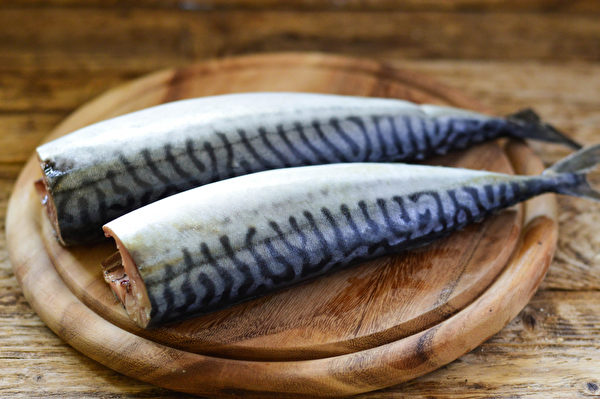研究显示，每周吃2到3份鱼和贝类，罹患大肠直肠癌的概率降低。(Shutterstock)