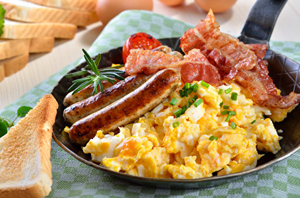 欧姆蛋和西式炒蛋会加入奶油、鲜奶油，再搭配香肠、培根，较不健康。(Shutterstock)