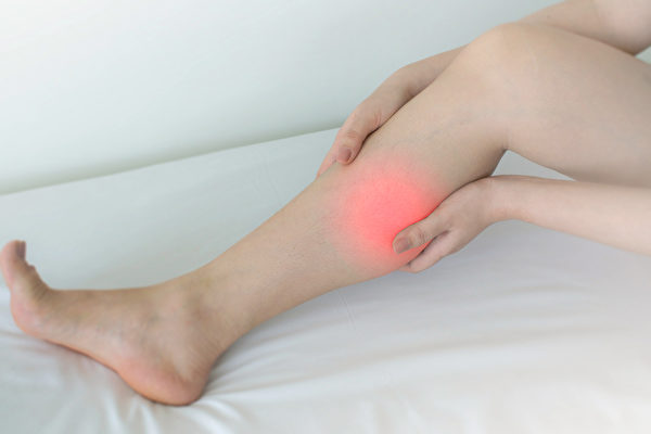 小腿抽筋疼痛难忍，中医教你如何改善抽筋。(Shutterstock)