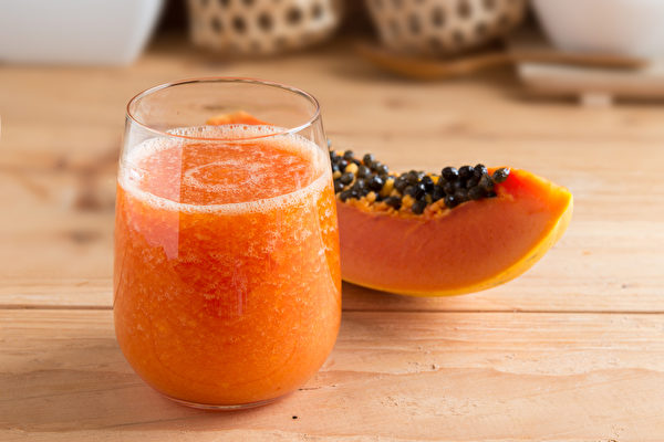 木瓜蜜奶不仅有着木瓜清香和绵密口感，还有美白除斑、护眼、降脂的益处。(Shutterstock)