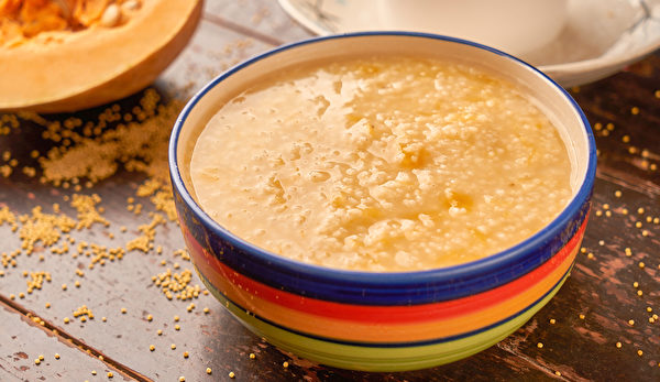 南瓜养胃吃法：南瓜和小米煮粥，对于消化道溃疡很有帮助。(Shutterstock)