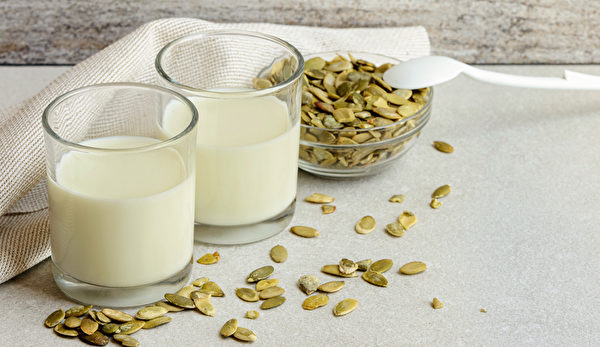 保护摄护腺的吃法：吃南瓜子或用南瓜子粉搅拌在牛奶里饮用。(Shutterstock)